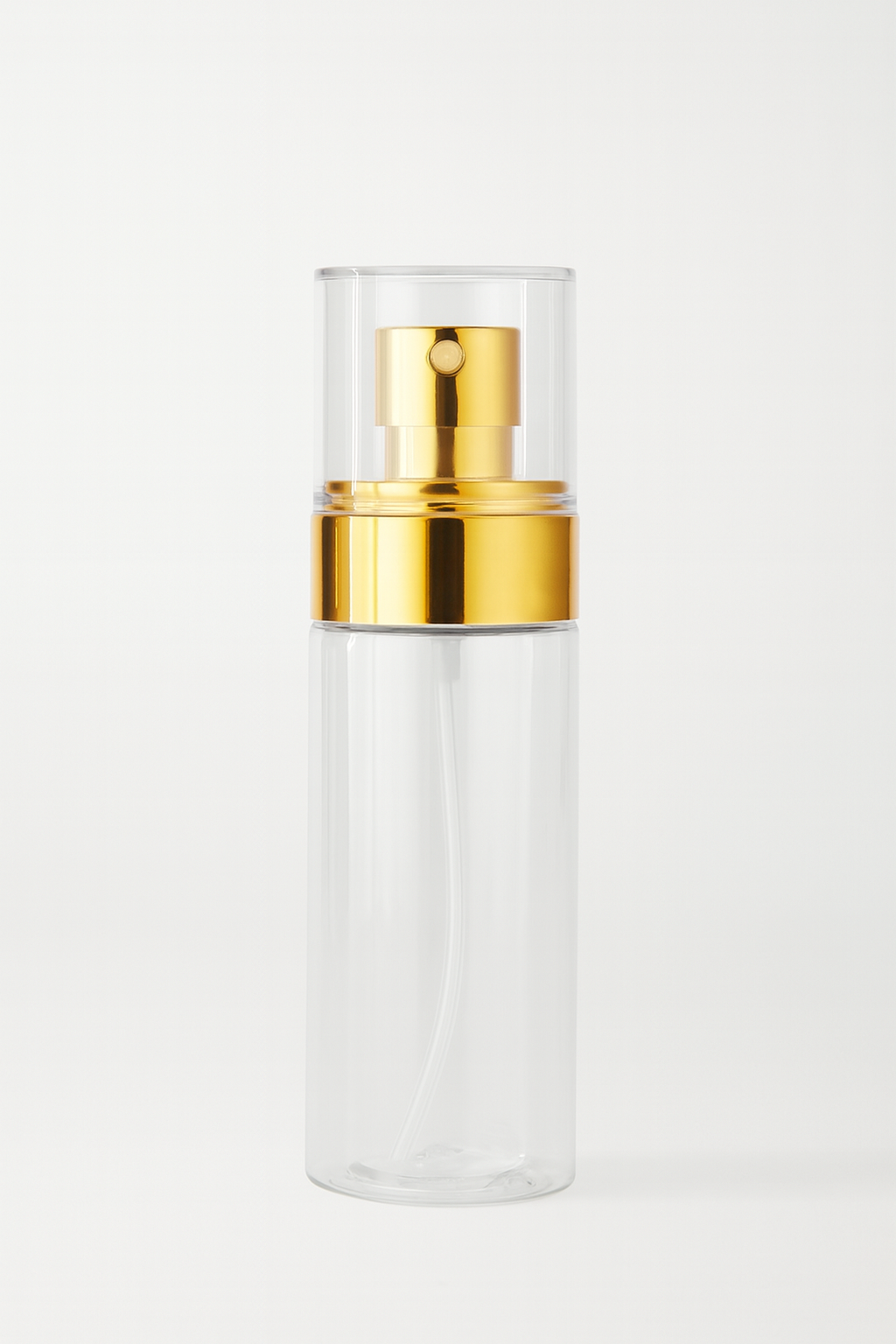 Botella atomizadora de plástico transparente tapa dorada.