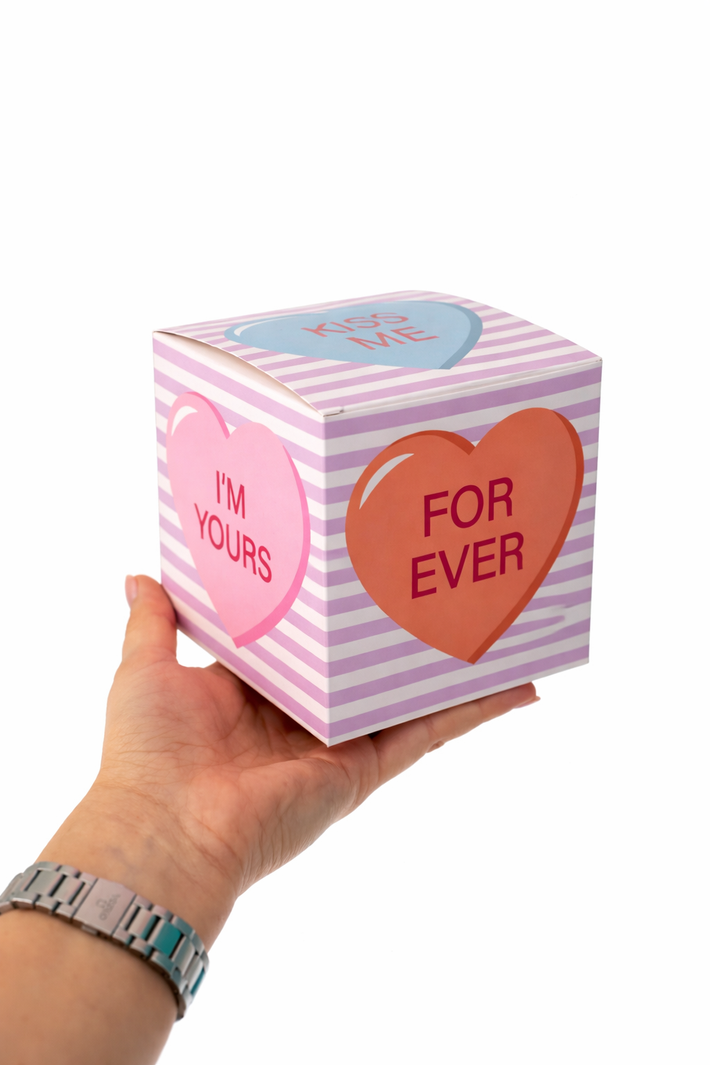 Caja de Cartón – Diseño de Rayas con Corazones